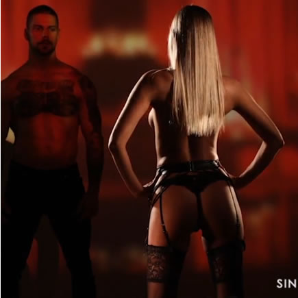 SinfulXXX-fetis-erotika-Polina-Max-harisnya-szex
